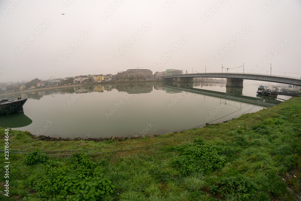 Fototapeta premium Blick nach Linz Urfahr in Oberösterreich