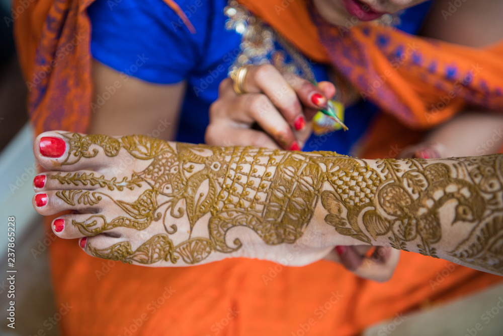 applying henna , bride, Hindu wedding ,Rajasthan, India