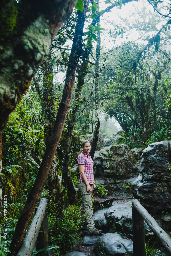 Frau im Tropischer Regenwald in Südafrika bei Gods Window