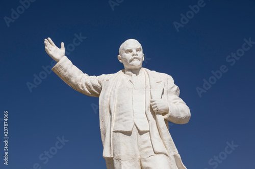 Tableau sur toile Statue of Lenin in Murghab in Tajikistan