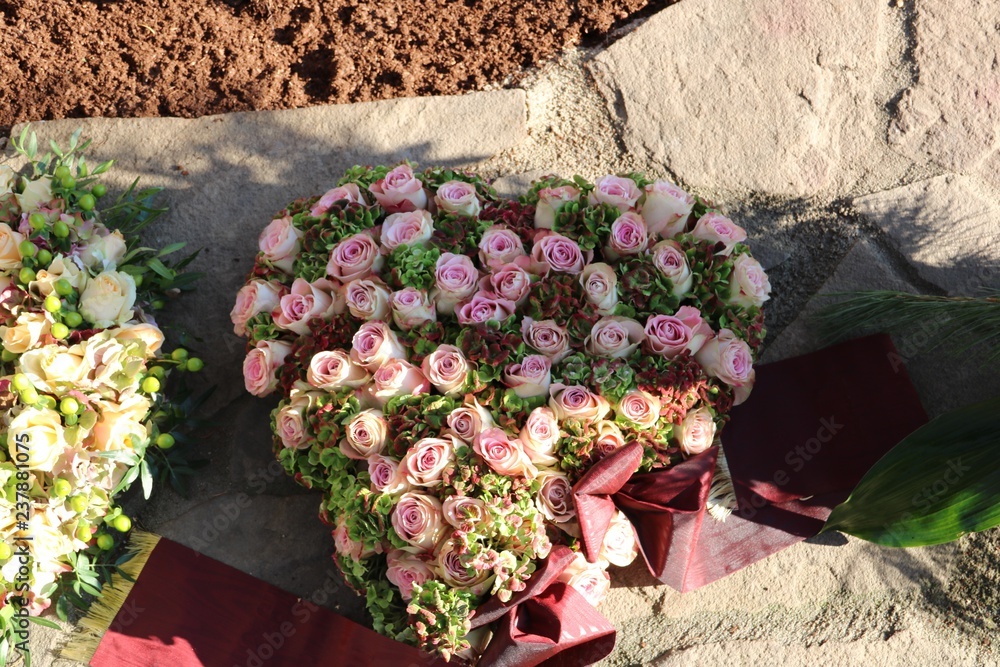 Blumen im Kranz als Herz zur Beerdigung Stock-Foto | Adobe Stock