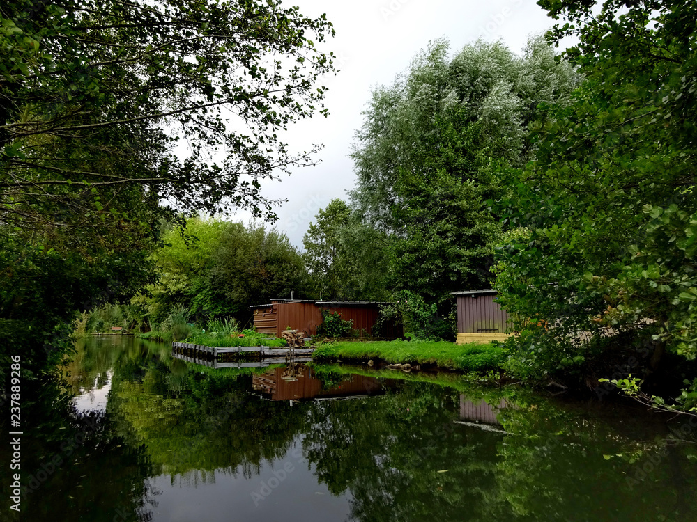 Cabane se regardant dans le miroir de l'eau Cabane se regardant dans le miroir de l'eau