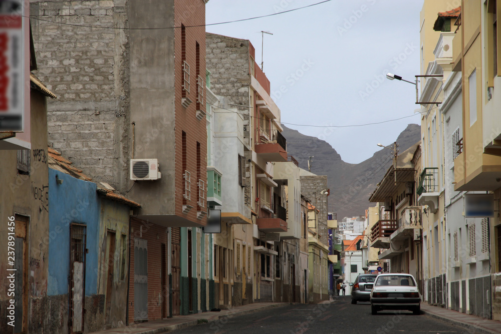 ulica budynki i auta w jednym z miast na wyspach zielonego przylądka