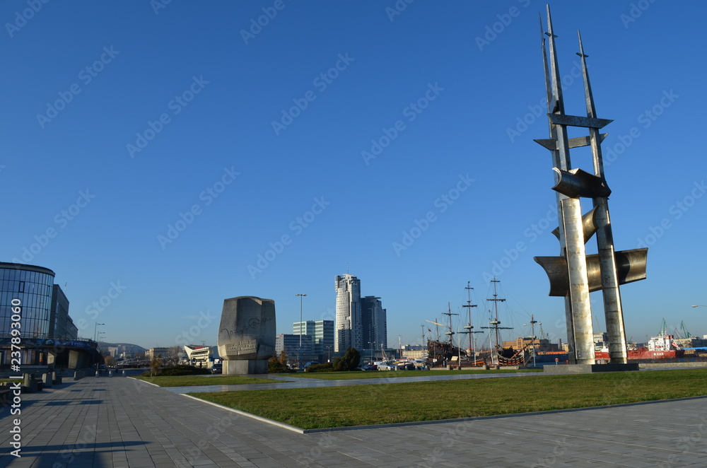 Gdynia - widok na miasto z portu w słoneczny zimowy dzień Gdynia - widok na miasto z portu w słoneczny zimowy dzień