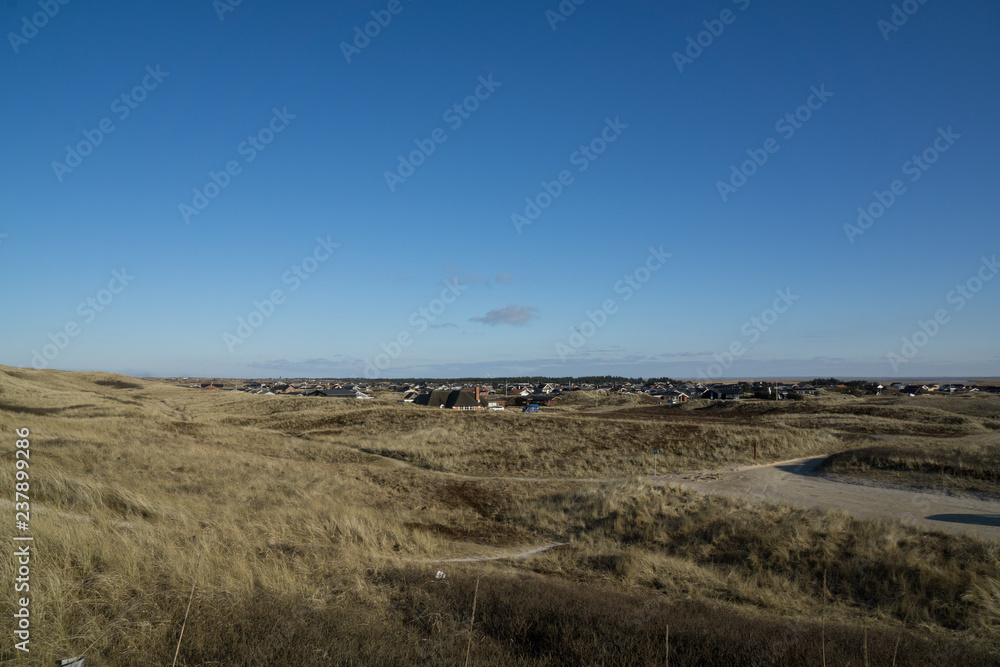 Dänische Küste mit Dünenlandschaft und Ferienhäusern