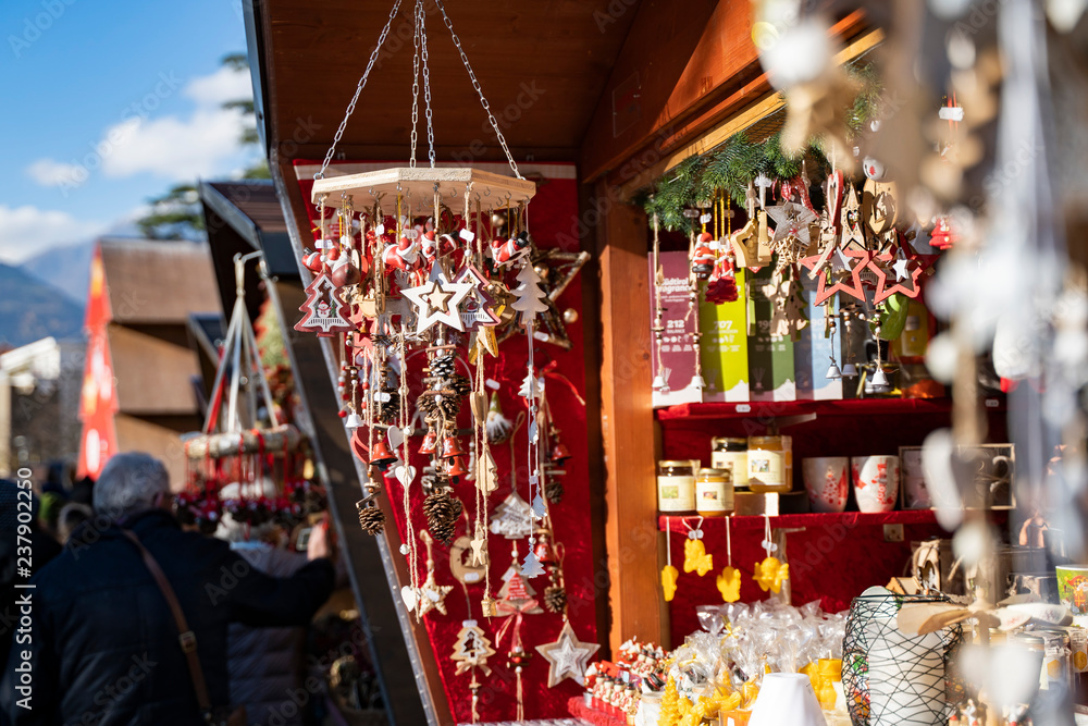 Handmade christmas decoration made out of natural materials on the christmas market of merano in south tyrol, Italy - obrazy, fototapety, plakaty 