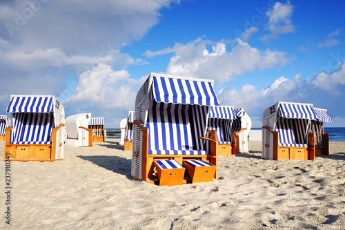 Plażowe kosze na morskim wybrzeżu w letni słoneczny dzień, Kołobrzeg Polska. photo