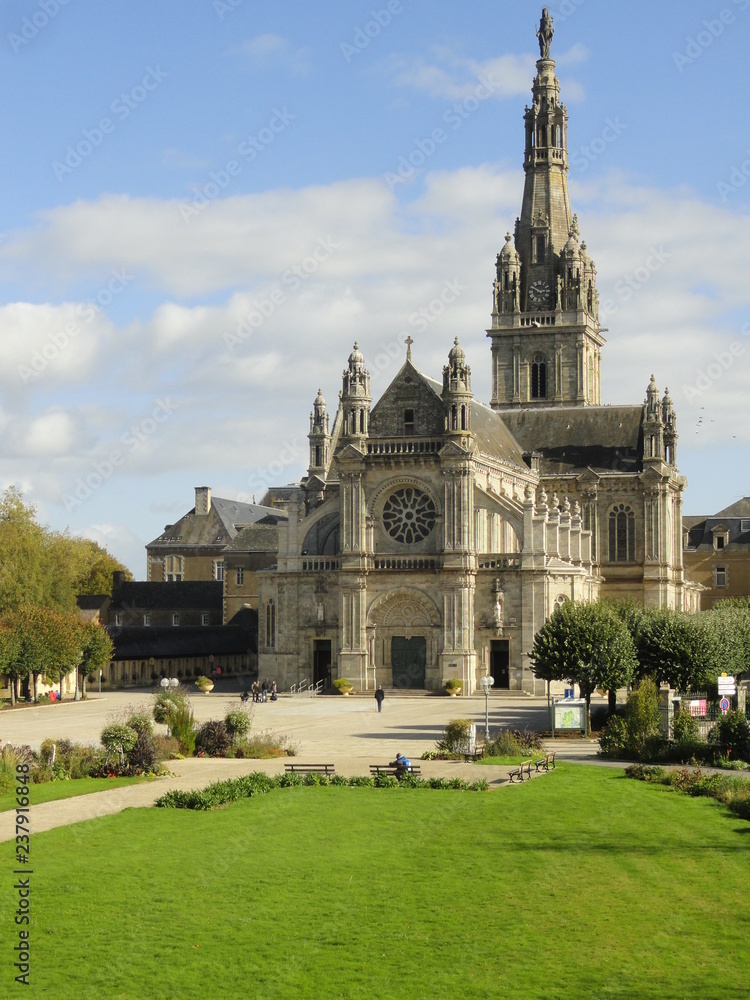 Obraz premium La basilique de Sainte-Anne d'Auray (Bretagne, Morbihan, France)