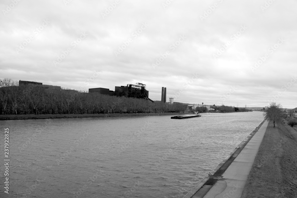 Le canal Albert en noir et blanc