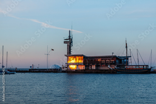 Billede på lærred Reflection of the sun on the port glass in Nida, Lithuania.