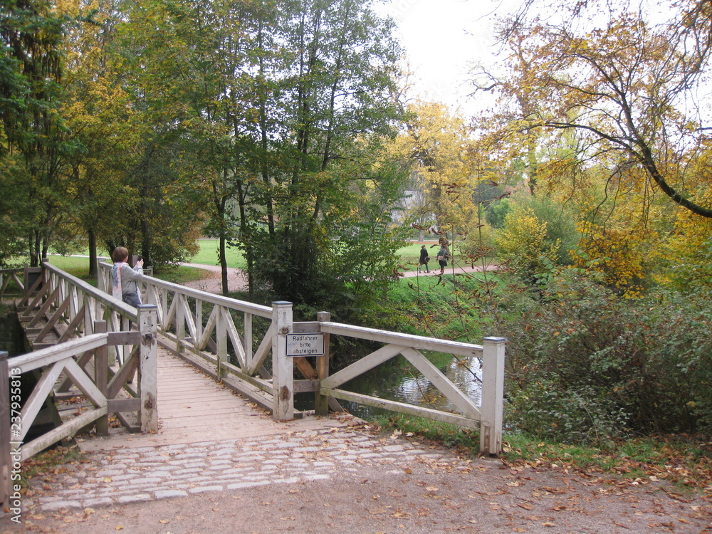Brücke über die Ilm im Goethe-Park in Weimar
