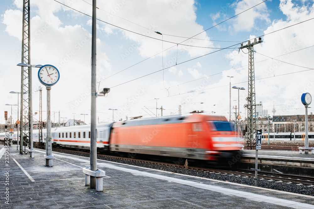 Fototapeta premium Zug fährt in den Bahnhof ein 