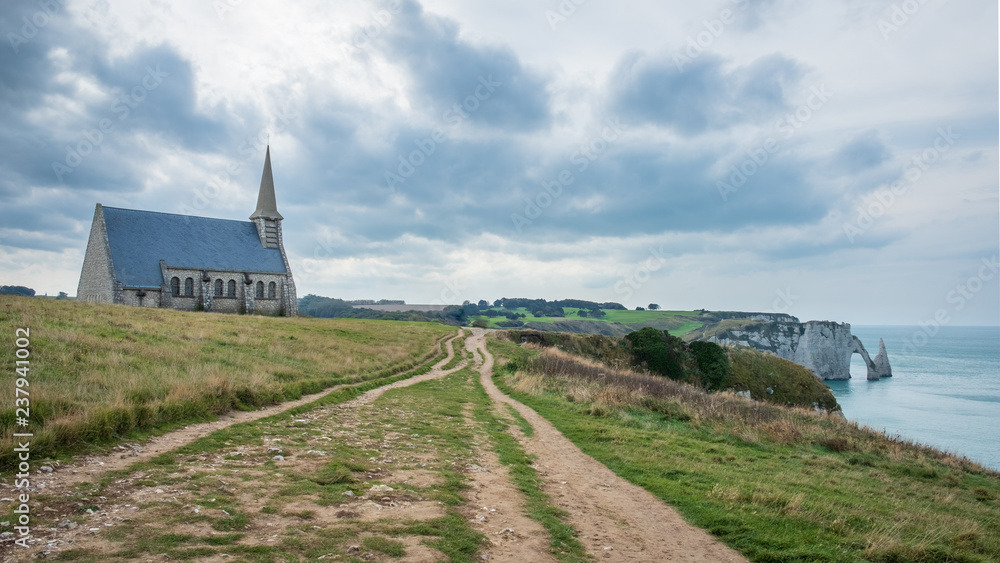 Etretat Normandie église chapelle colline falaise France
