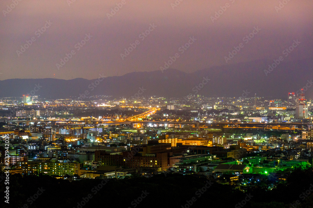 Obraz premium Beautiful nightview of Kyoto cityscape with mountains in the background