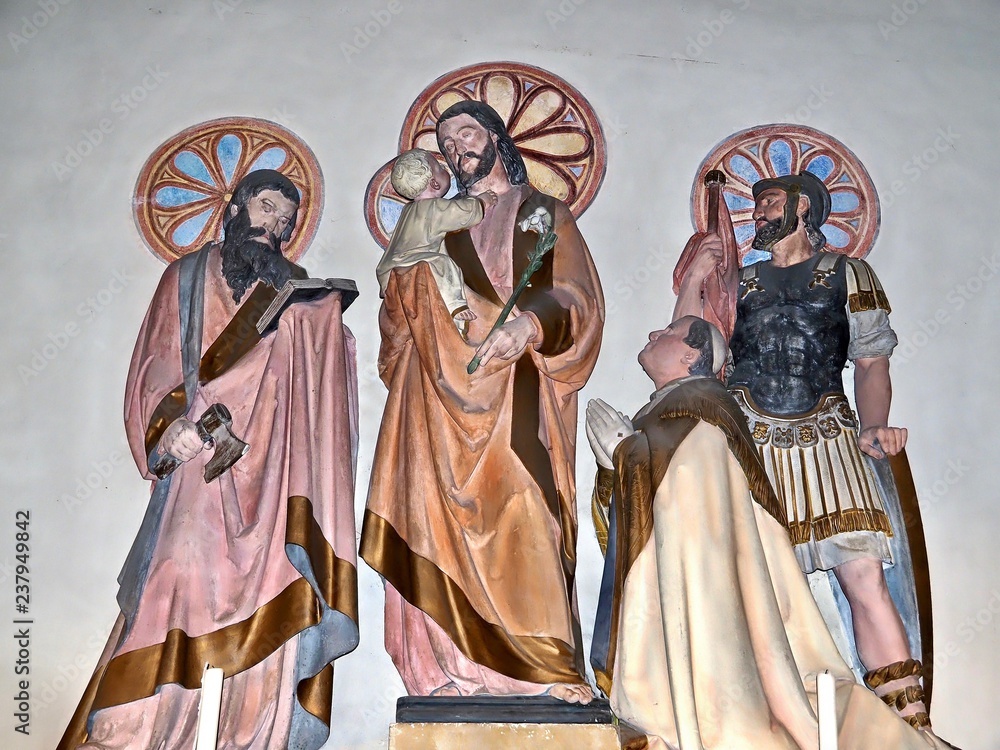 Obraz premium Skulpturen im Münster, kirche in Neuss in Deutschland