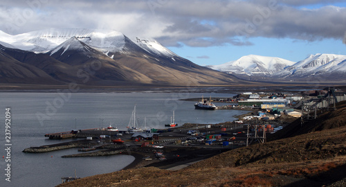Obraz na płótnie Port in Longyearbyen, Adventfjord, Svalbard w salonie