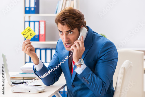 Foto Office prank with kick me message on sticky note