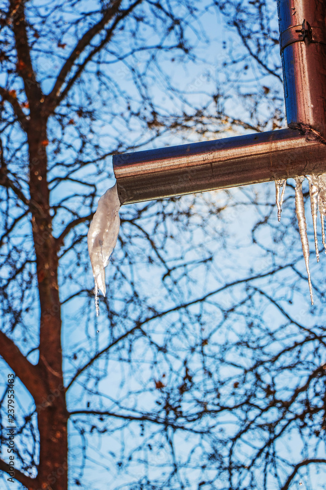 Obraz premium icicles melt from the roof of buildings