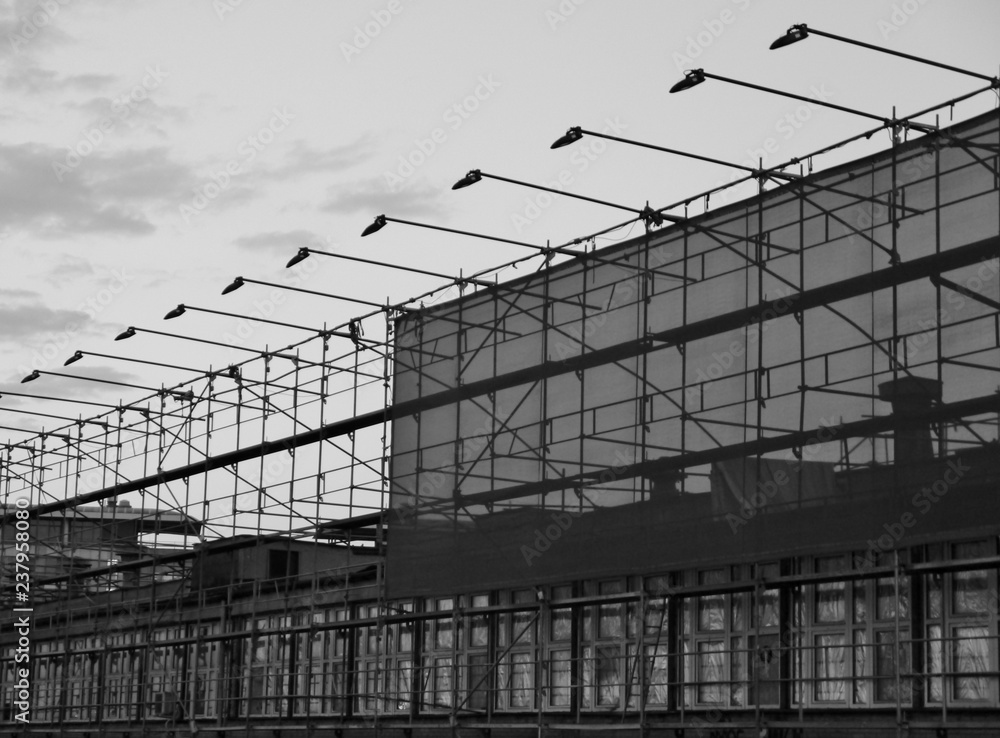 Obraz premium Großes Geschäftsgebäude in Schwarz-weiß in Warschau