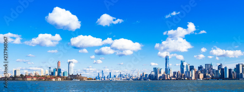 アメリカ　リバティ島から眺めるマンハッタンとジャージーシティの摩天楼