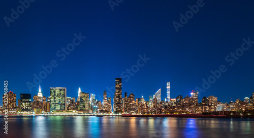 ニューヨーク イーストリバーとマンハッタンの摩天楼