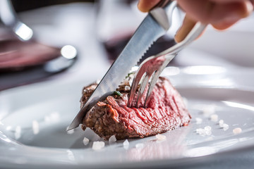 Fototapete Steakhouse Rinderfilet mit Rotwein im Restaurant  © weyo