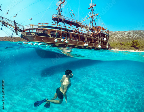 Fotografía Half under water portrait, boat trip day in Bodrum Turkey.