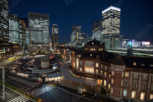 Tokyo station night © Tbricola