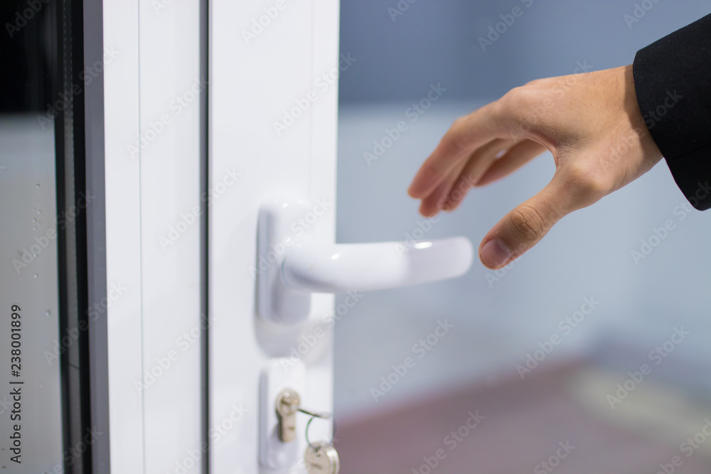 Naklejka premium hand opening the door