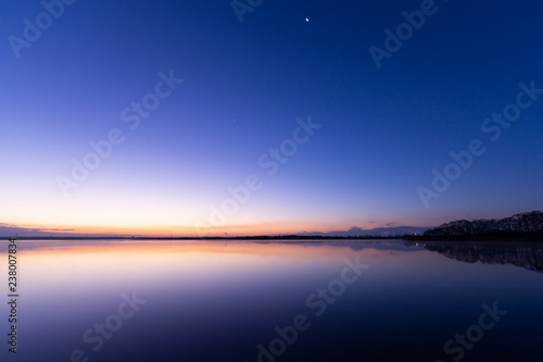 夜明け前の湖