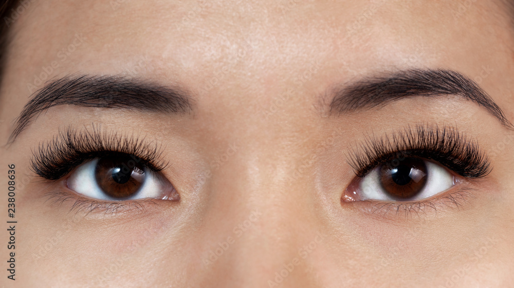 girl with extensible eyelashes girl with extensible eyelashes