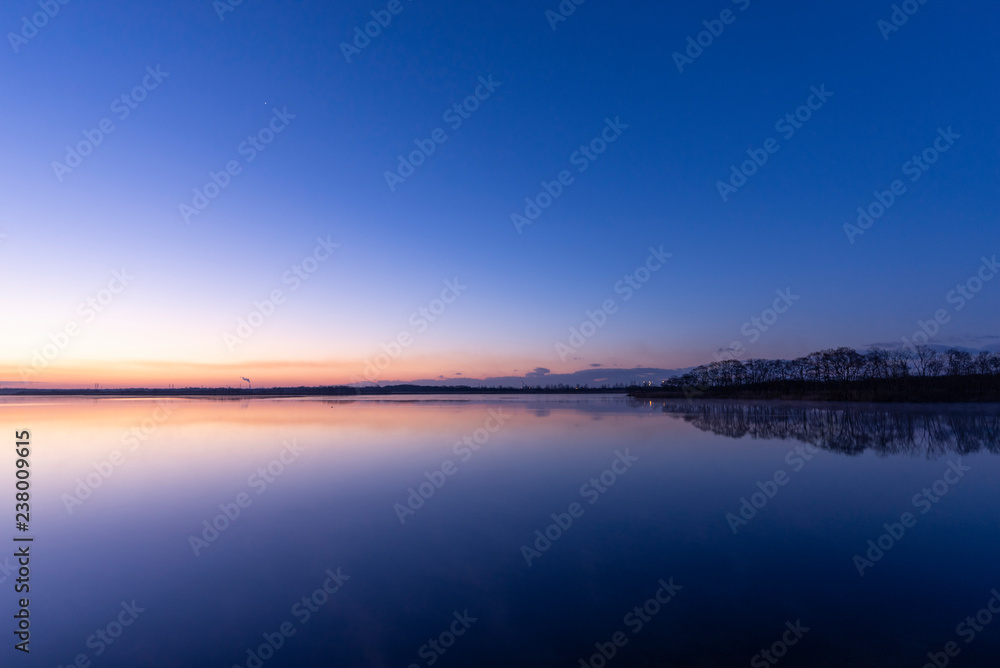 夜明け前の湖