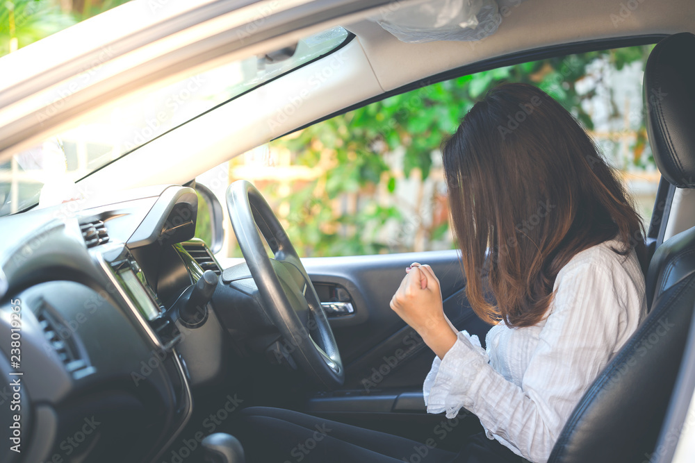 Women are angry on the car. Women are angry on the car.