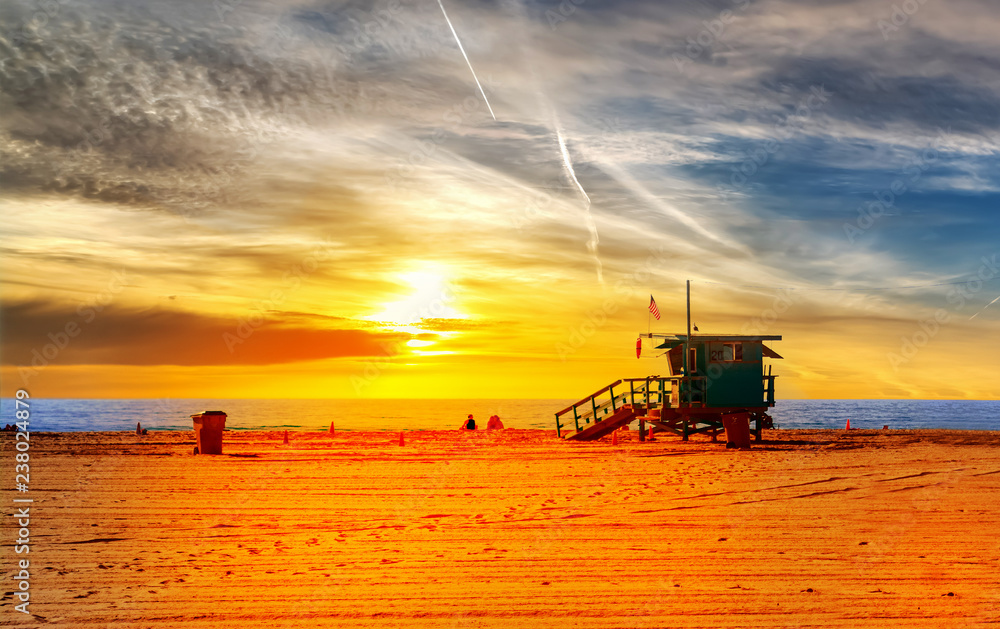 Fototapeta premium Lifeguard hut in Santa Monica beach at sunset