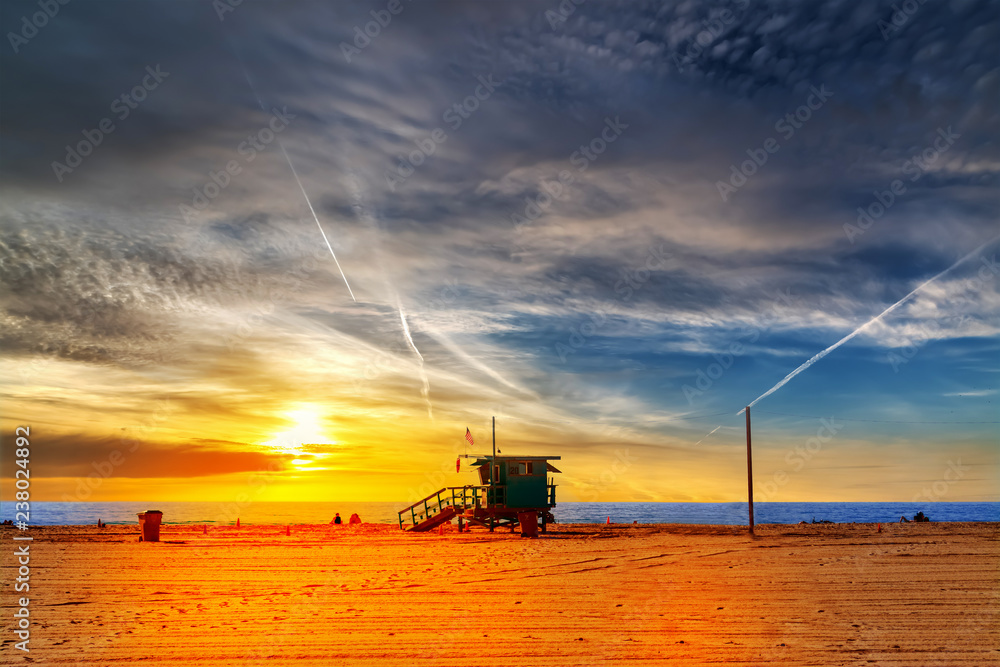 Fototapeta premium Lifeguard hut in Santa Monica beach at sunset