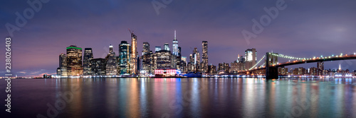 New york city skyline notturna panoramica  Stati Uniti 