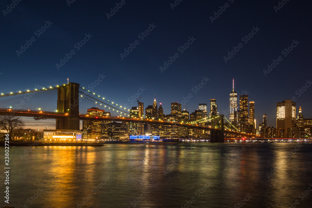 Manhatan and Brooklyn Bridge at Night. New York City, United States of America - obrazy, fototapety, plakaty 