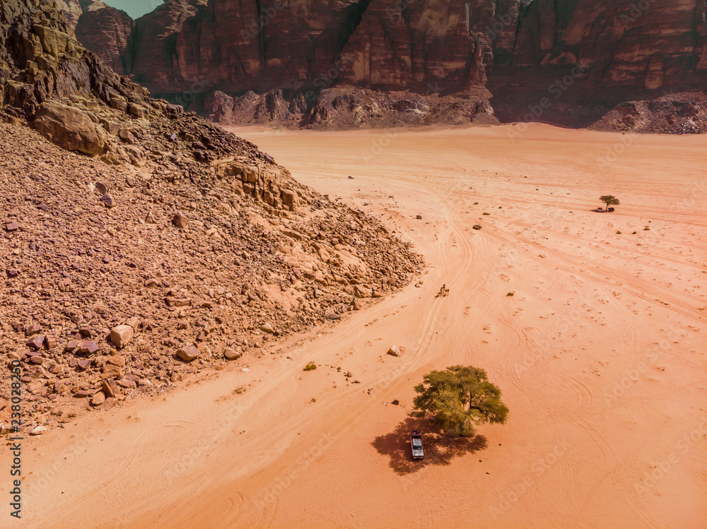 Φωτογραφία Aerial view of the Wadi Rum Nature Reserve, Jordan, with large rock formations i