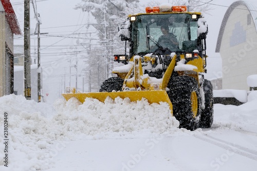 道路の除雪をする除雪車