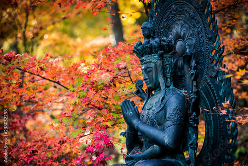 仏像と紅葉
