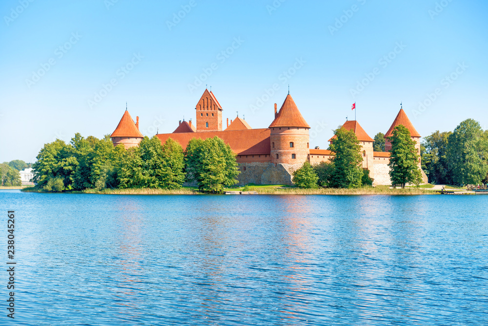 Fototapeta premium Trakai zamek na wyspie jezioro na Litwie