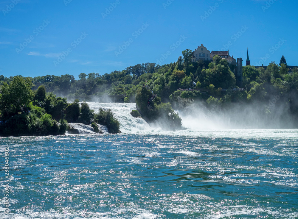 Der Rheinfall in der Schweiz, einer der grössten Wasserfällen in Europa in Neuhausen am Rheinfall, Kanton Schaffhausen.