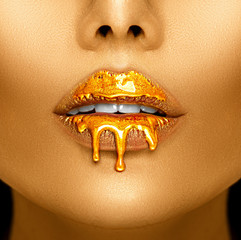 Canvas schilderij Fashion lippen Goud druipend op sensuele lippen  © Subbotina Anna