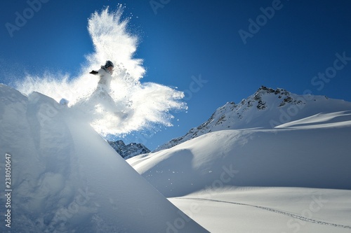 Saltatore sulle neve in Val Ferret