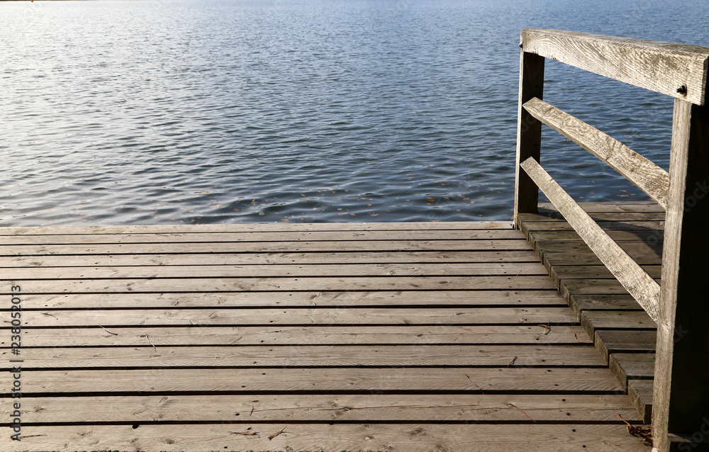 Fototapeta premium Steg am See mit blauer Wasseroberfäche