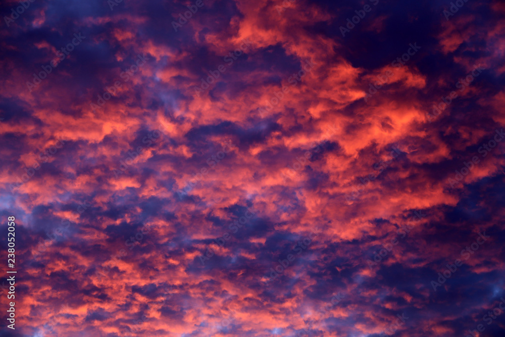 Lila Himmel mit orangen Wolken
