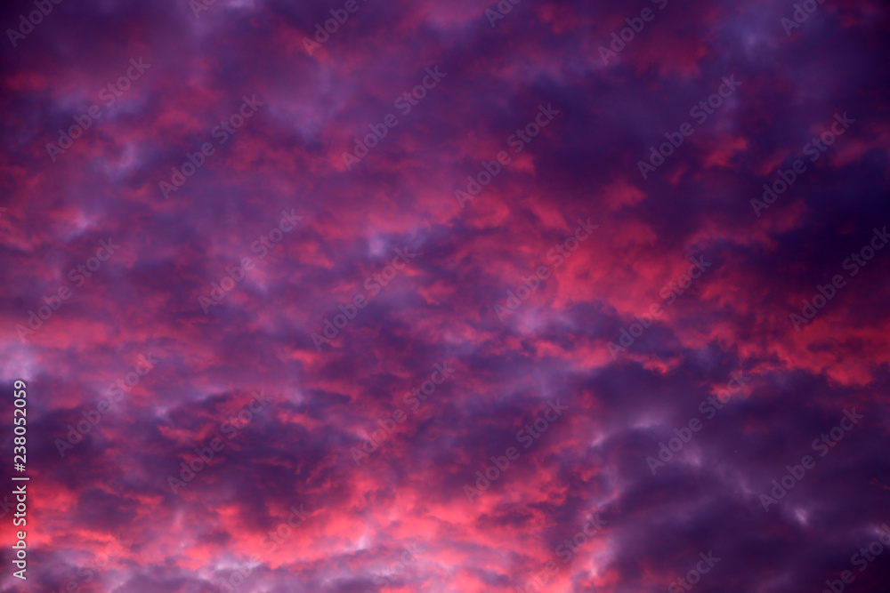 orange Wolken am violetten Himmel
