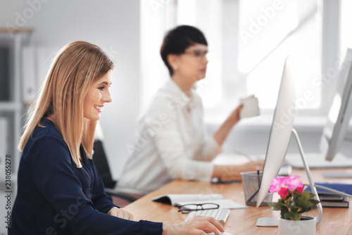 Young women working in offi...