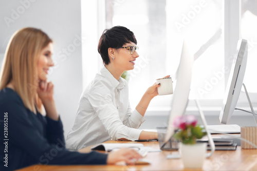 Young women working in offi...