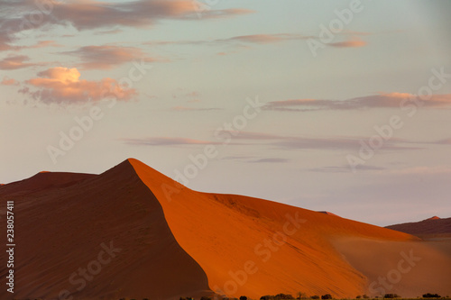 Sonnenaufgang an der Düne 45 in Namibia © Winfried Rusch